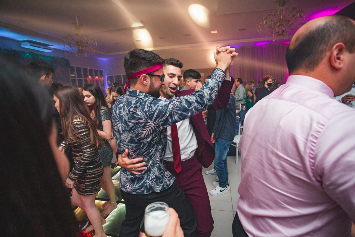 fotografia e Festa de 15 anos a Bela e a Fera, deocoração, disney, vestido de Bela, amerelo, rosas vermelhas, quinze anos, debuntante, ensaio de 15 anos, fantasia fera, balada de 15, Sítio do Cássio, Balnerario Gaivota, Sombrio, ararangua, Santa Cataria