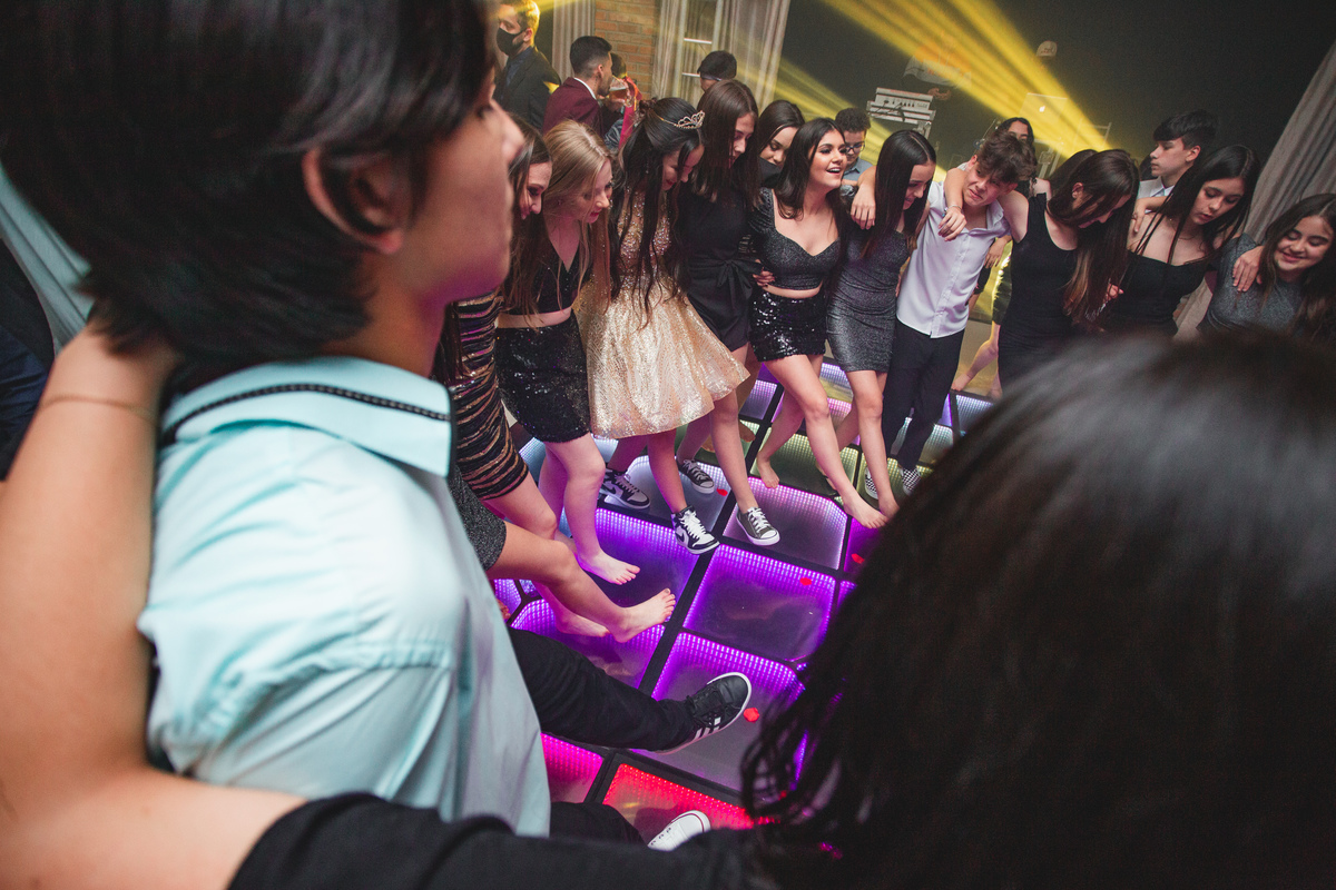 fotografia e Festa de 15 anos a Bela e a Fera, deocoração, disney, vestido de Bela, amerelo, rosas vermelhas, quinze anos, debuntante, ensaio de 15 anos, fantasia fera, balada de 15, Sítio do Cássio, Balnerario Gaivota, Sombrio, ararangua, Santa Cataria