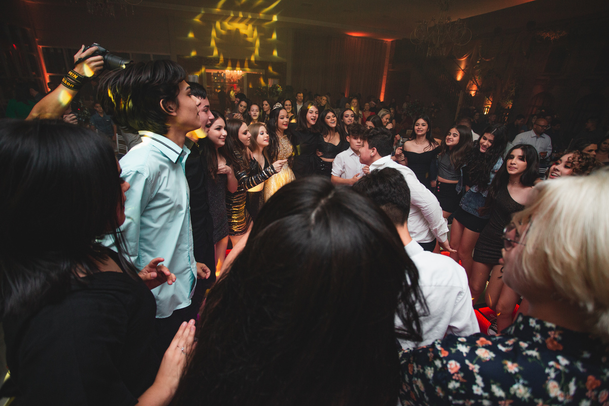 fotografia e Festa de 15 anos a Bela e a Fera, deocoração, disney, vestido de Bela, amerelo, rosas vermelhas, quinze anos, debuntante, ensaio de 15 anos, fantasia fera, balada de 15, Sítio do Cássio, Balnerario Gaivota, Sombrio, ararangua, Santa Cataria