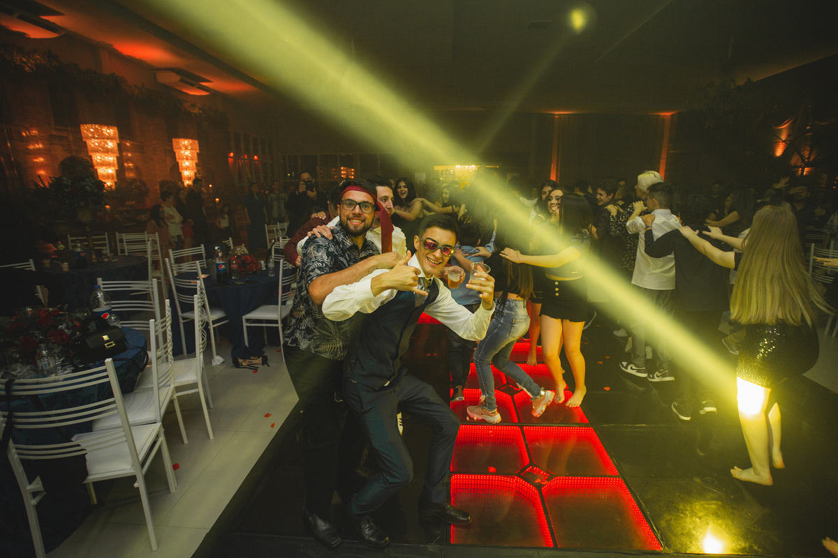 fotografia e Festa de 15 anos a Bela e a Fera, deocoração, disney, vestido de Bela, amerelo, rosas vermelhas, quinze anos, debuntante, ensaio de 15 anos, fantasia fera, balada de 15, Sítio do Cássio, Balnerario Gaivota, Sombrio, ararangua, Santa Cataria