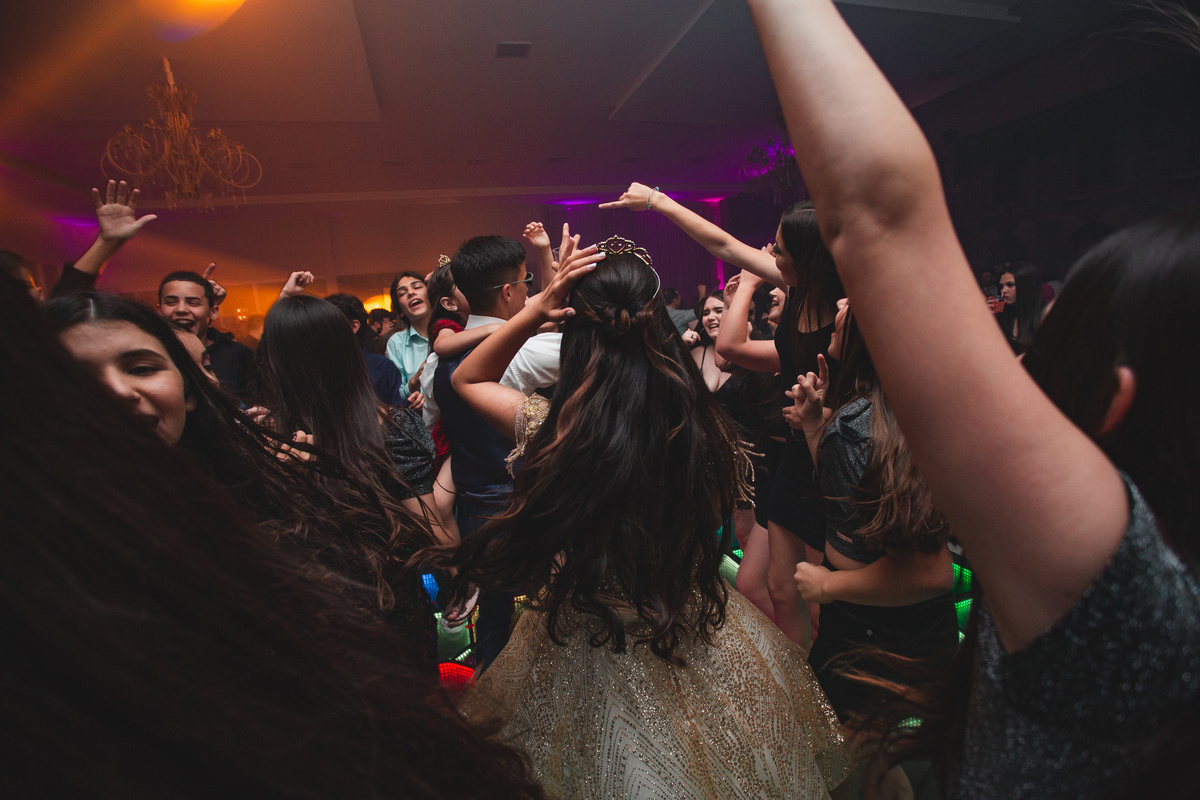 fotografia e Festa de 15 anos a Bela e a Fera, deocoração, disney, vestido de Bela, amerelo, rosas vermelhas, quinze anos, debuntante, ensaio de 15 anos, fantasia fera, balada de 15, Sítio do Cássio, Balnerario Gaivota, Sombrio, ararangua, Santa Cataria