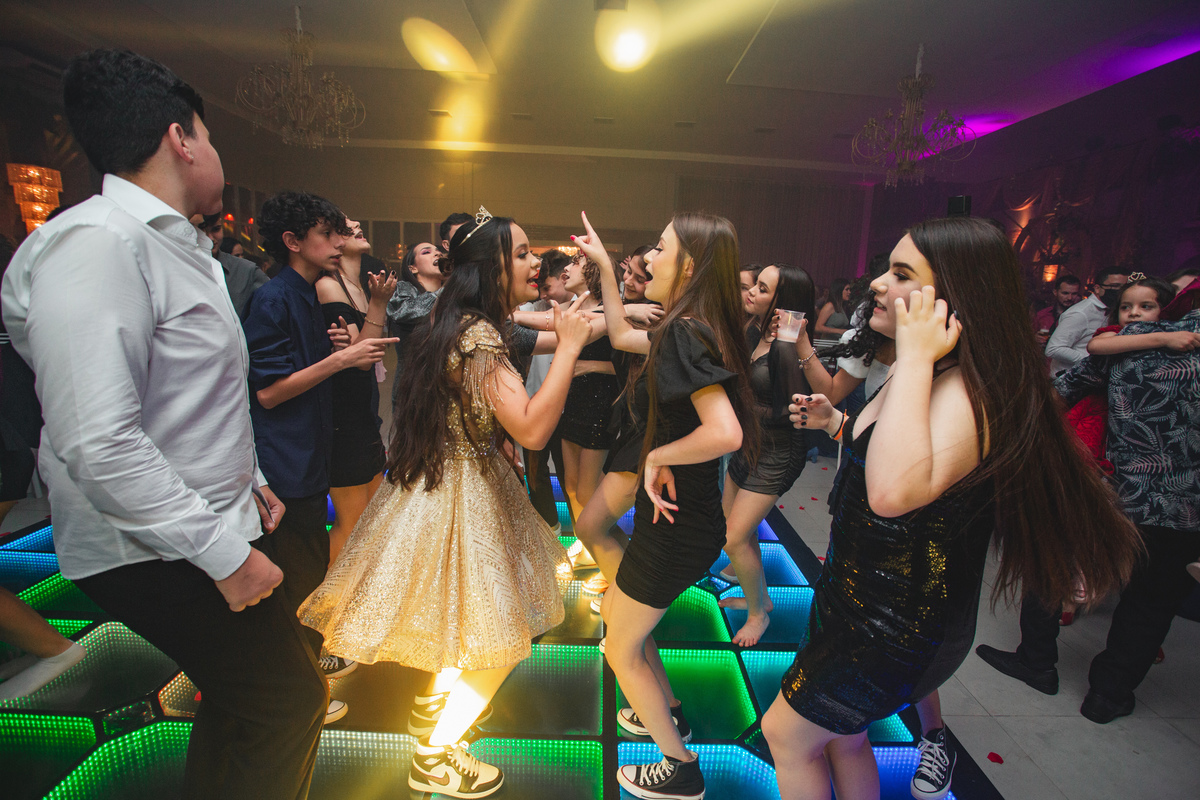 fotografia e Festa de 15 anos a Bela e a Fera, deocoração, disney, vestido de Bela, amerelo, rosas vermelhas, quinze anos, debuntante, ensaio de 15 anos, fantasia fera, balada de 15, Sítio do Cássio, Balnerario Gaivota, Sombrio, ararangua, Santa Cataria