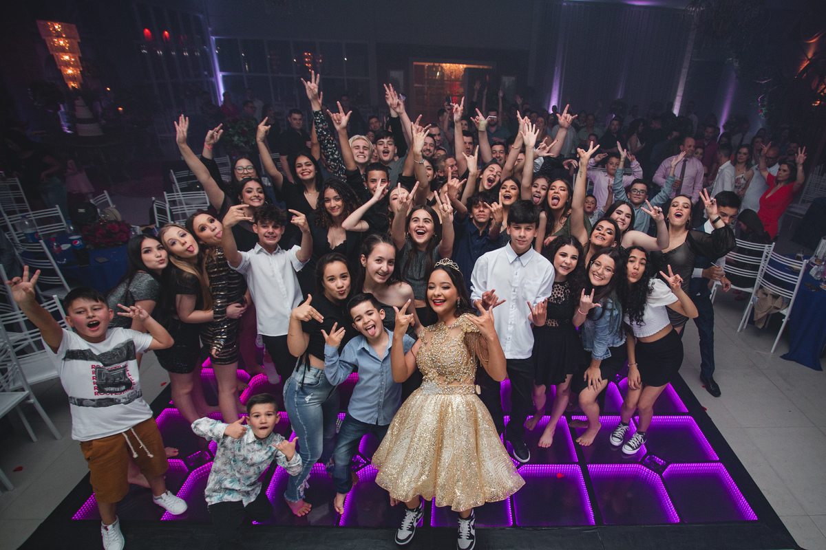 fotografia e Festa de 15 anos a Bela e a Fera, deocoração, disney, vestido de Bela, amerelo, rosas vermelhas, quinze anos, debuntante, ensaio de 15 anos, fantasia fera, balada de 15, Sítio do Cássio, Balnerario Gaivota, Sombrio, ararangua, Santa Cataria