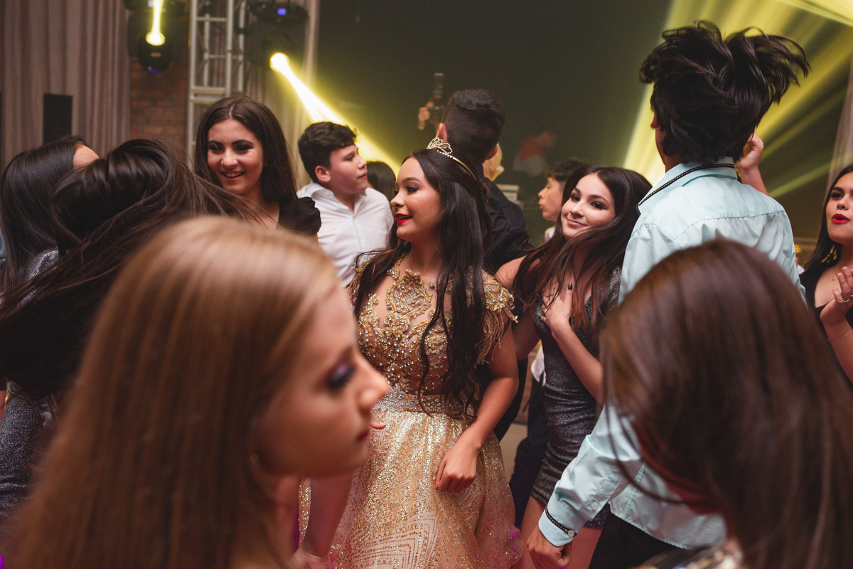 fotografia e Festa de 15 anos a Bela e a Fera, deocoração, disney, vestido de Bela, amerelo, rosas vermelhas, quinze anos, debuntante, ensaio de 15 anos, fantasia fera, balada de 15, Sítio do Cássio, Balnerario Gaivota, Sombrio, ararangua, Santa Cataria