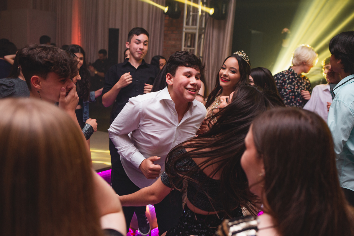 fotografia e Festa de 15 anos a Bela e a Fera, deocoração, disney, vestido de Bela, amerelo, rosas vermelhas, quinze anos, debuntante, ensaio de 15 anos, fantasia fera, balada de 15, Sítio do Cássio, Balnerario Gaivota, Sombrio, ararangua, Santa Cataria