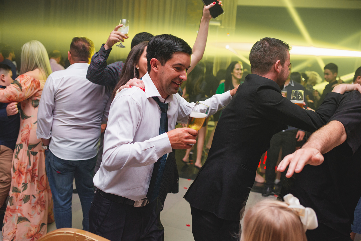 fotografia e Festa de 15 anos a Bela e a Fera, deocoração, disney, vestido de Bela, amerelo, rosas vermelhas, quinze anos, debuntante, ensaio de 15 anos, fantasia fera, balada de 15, Sítio do Cássio, Balnerario Gaivota, Sombrio, ararangua, Santa Cataria