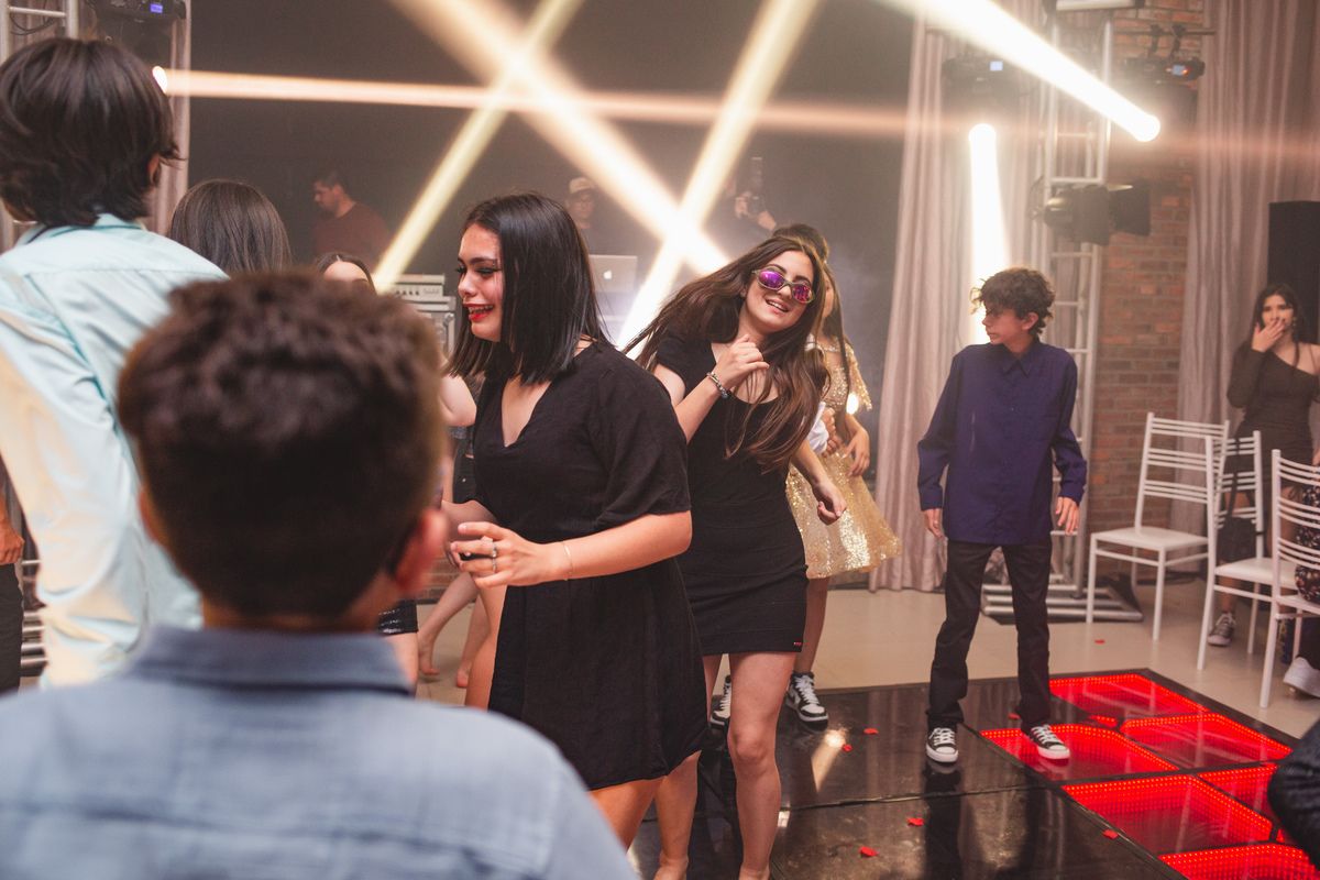 fotografia e Festa de 15 anos a Bela e a Fera, deocoração, disney, vestido de Bela, amerelo, rosas vermelhas, quinze anos, debuntante, ensaio de 15 anos, fantasia fera, balada de 15, Sítio do Cássio, Balnerario Gaivota, Sombrio, ararangua, Santa Cataria