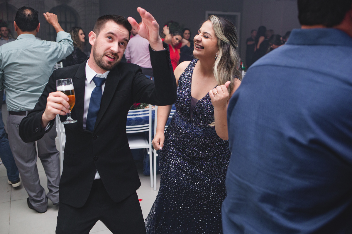 fotografia e Festa de 15 anos a Bela e a Fera, deocoração, disney, vestido de Bela, amerelo, rosas vermelhas, quinze anos, debuntante, ensaio de 15 anos, fantasia fera, balada de 15, Sítio do Cássio, Balnerario Gaivota, Sombrio, ararangua, Santa Cataria