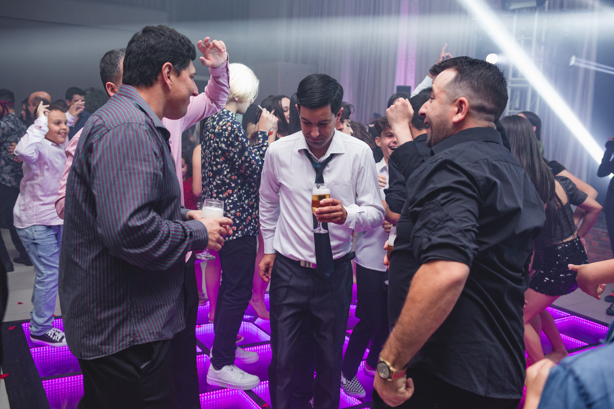 fotografia e Festa de 15 anos a Bela e a Fera, deocoração, disney, vestido de Bela, amerelo, rosas vermelhas, quinze anos, debuntante, ensaio de 15 anos, fantasia fera, balada de 15, Sítio do Cássio, Balnerario Gaivota, Sombrio, ararangua, Santa Cataria