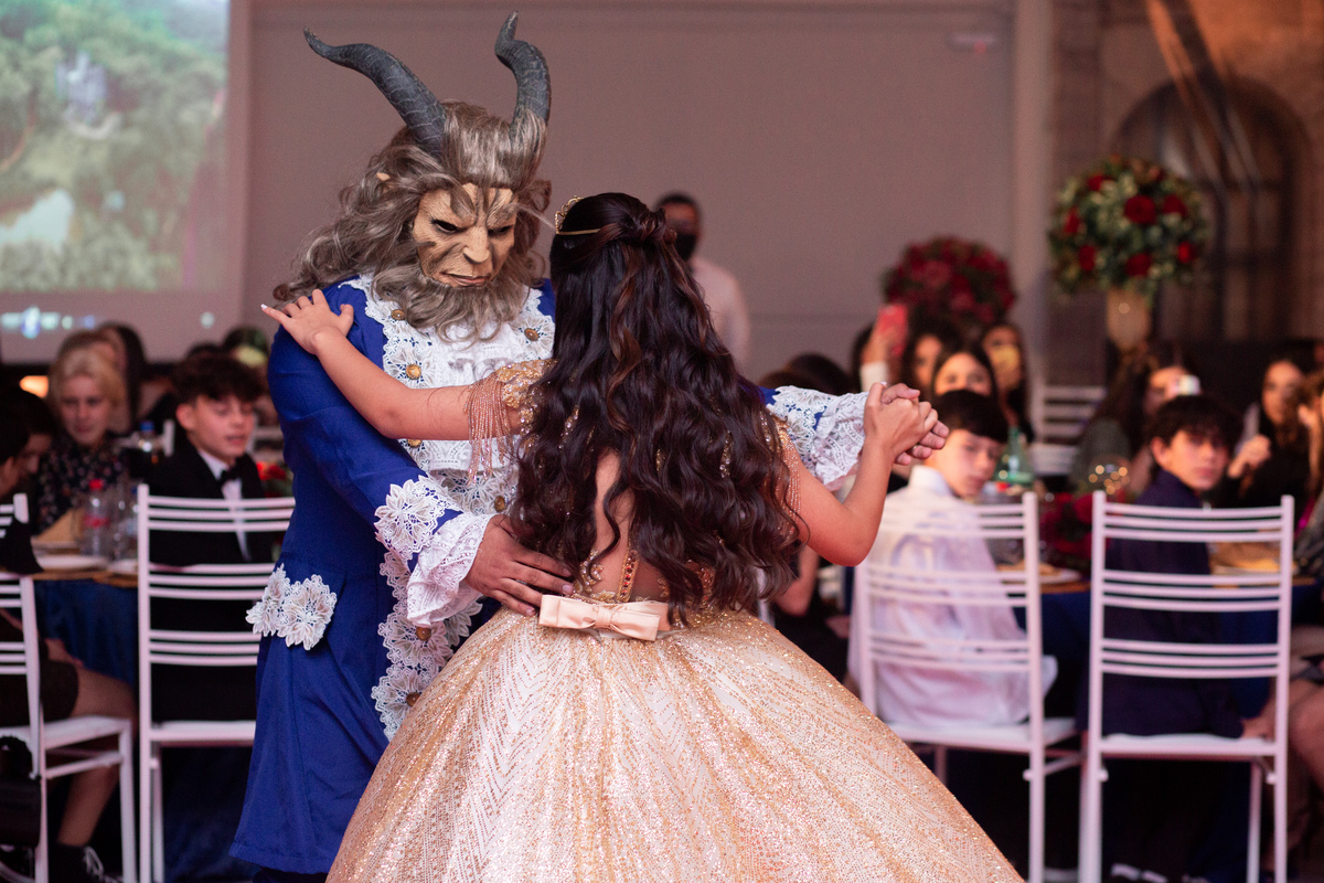 fotografia e Festa de 15 anos a Bela e a Fera, deocoração, disney, vestido de Bela, amerelo, rosas vermelhas, quinze anos, debuntante, ensaio de 15 anos, fantasia fera, balada de 15, Sítio do Cássio, Balnerario Gaivota, Sombrio, ararangua, Santa Cataria