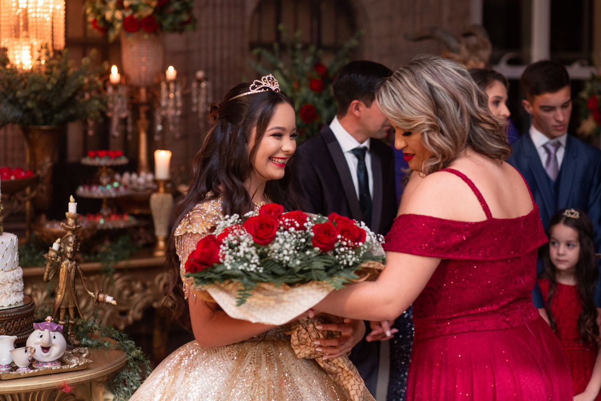 fotografia e Festa de 15 anos a Bela e a Fera, deocoração, disney, vestido de Bela, amerelo, rosas vermelhas, quinze anos, debuntante, ensaio de 15 anos, fantasia fera, balada de 15, Sítio do Cássio, Balnerario Gaivota, Sombrio, ararangua, Santa Cataria