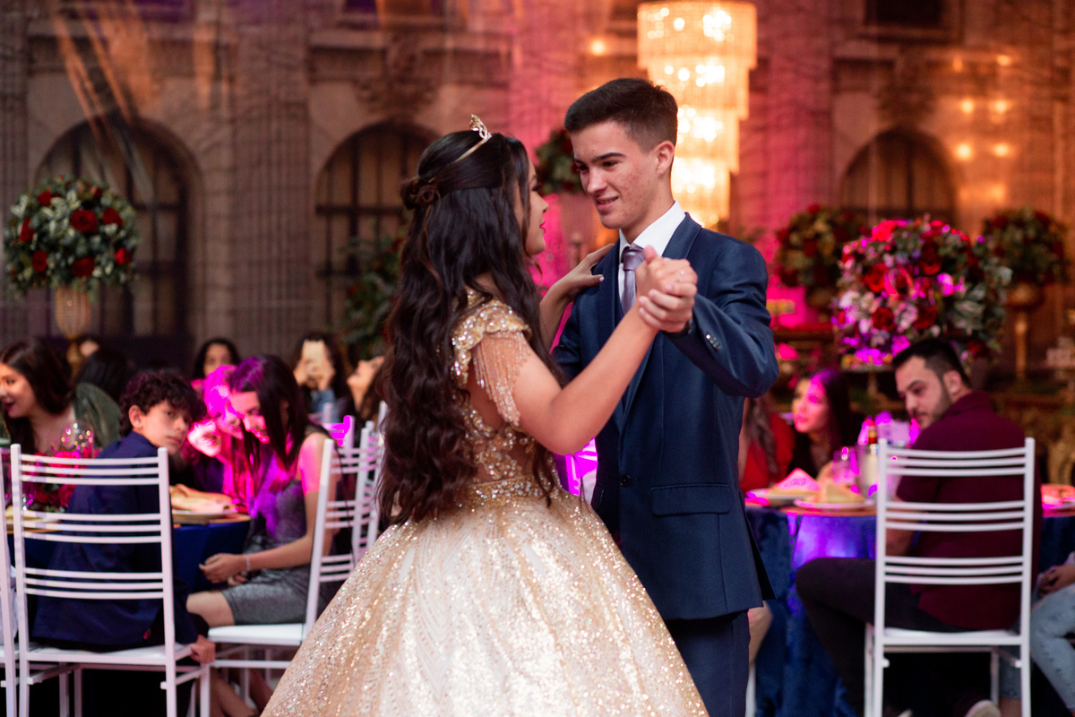 fotografia e Festa de 15 anos a Bela e a Fera, deocoração, disney, vestido de Bela, amerelo, rosas vermelhas, quinze anos, debuntante, ensaio de 15 anos, fantasia fera, balada de 15, Sítio do Cássio, Balnerario Gaivota, Sombrio, ararangua, Santa Cataria