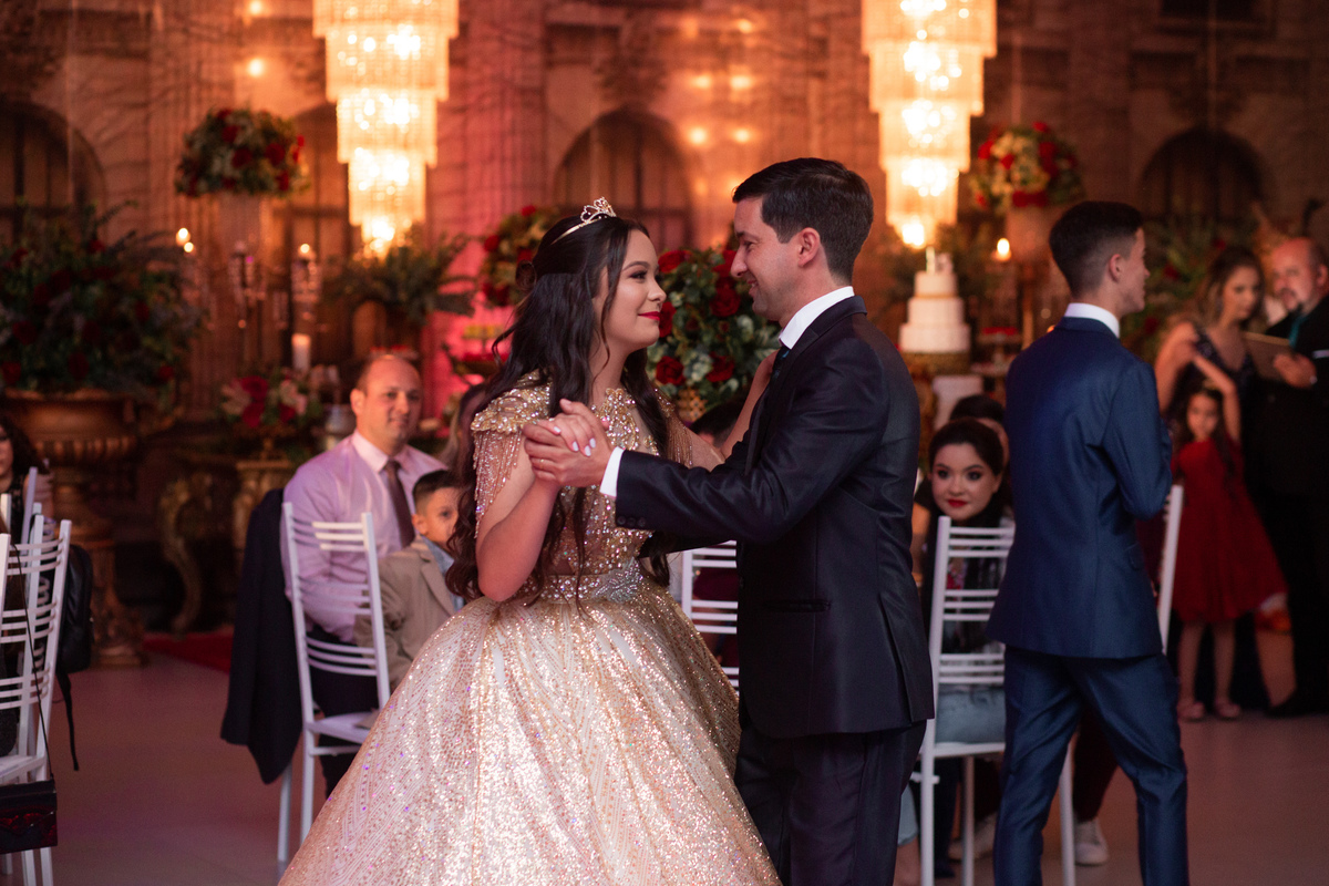 fotografia e Festa de 15 anos a Bela e a Fera, deocoração, disney, vestido de Bela, amerelo, rosas vermelhas, quinze anos, debuntante, ensaio de 15 anos, fantasia fera, balada de 15, Sítio do Cássio, Balnerario Gaivota, Sombrio, ararangua, Santa Cataria