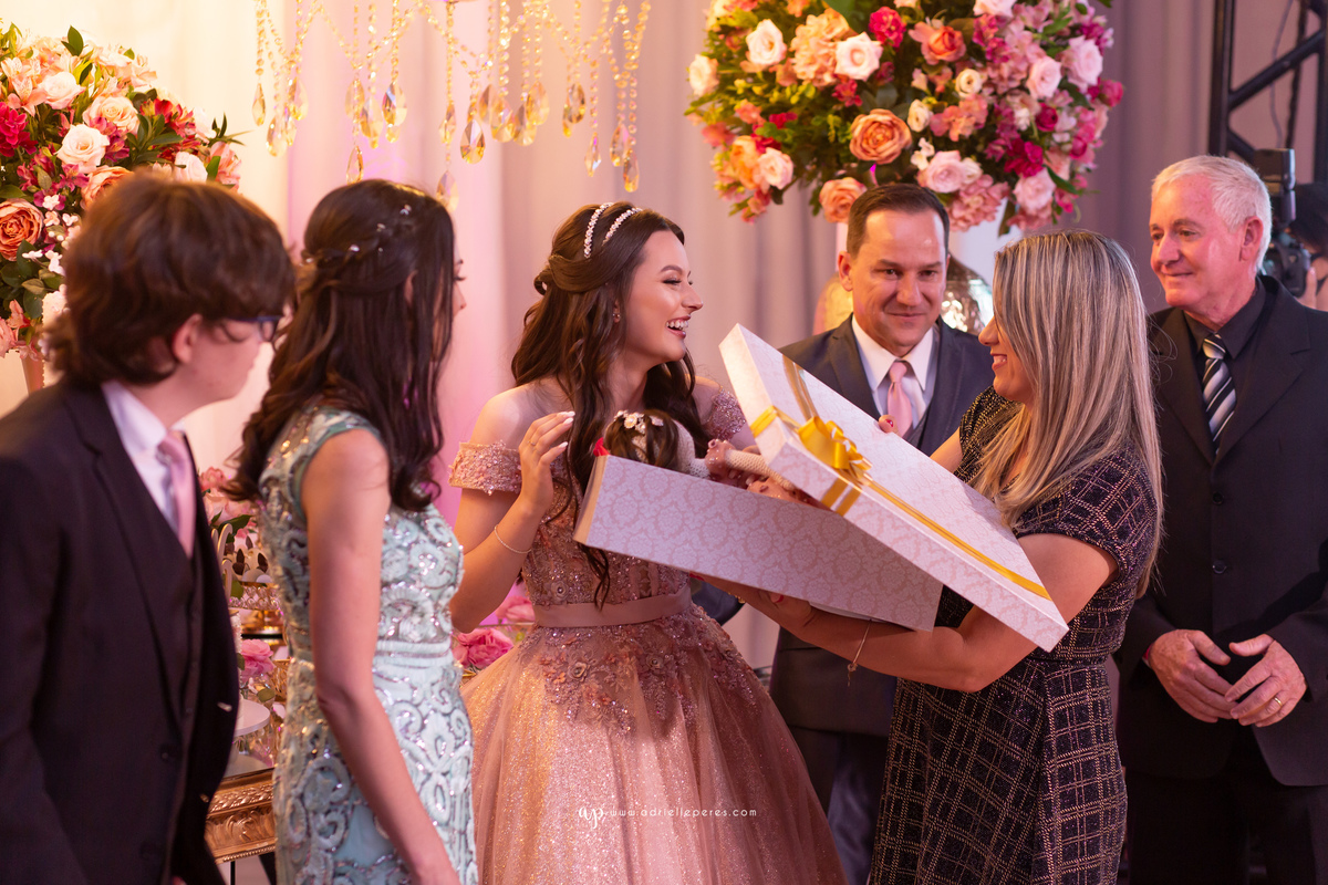 fotografia de 15, debutante, festa de 15, vestido, fotos de 15 anos, book dos 15, brinde, balada, making ok, mareblu, forquilhinhas, criciuma, ararangua