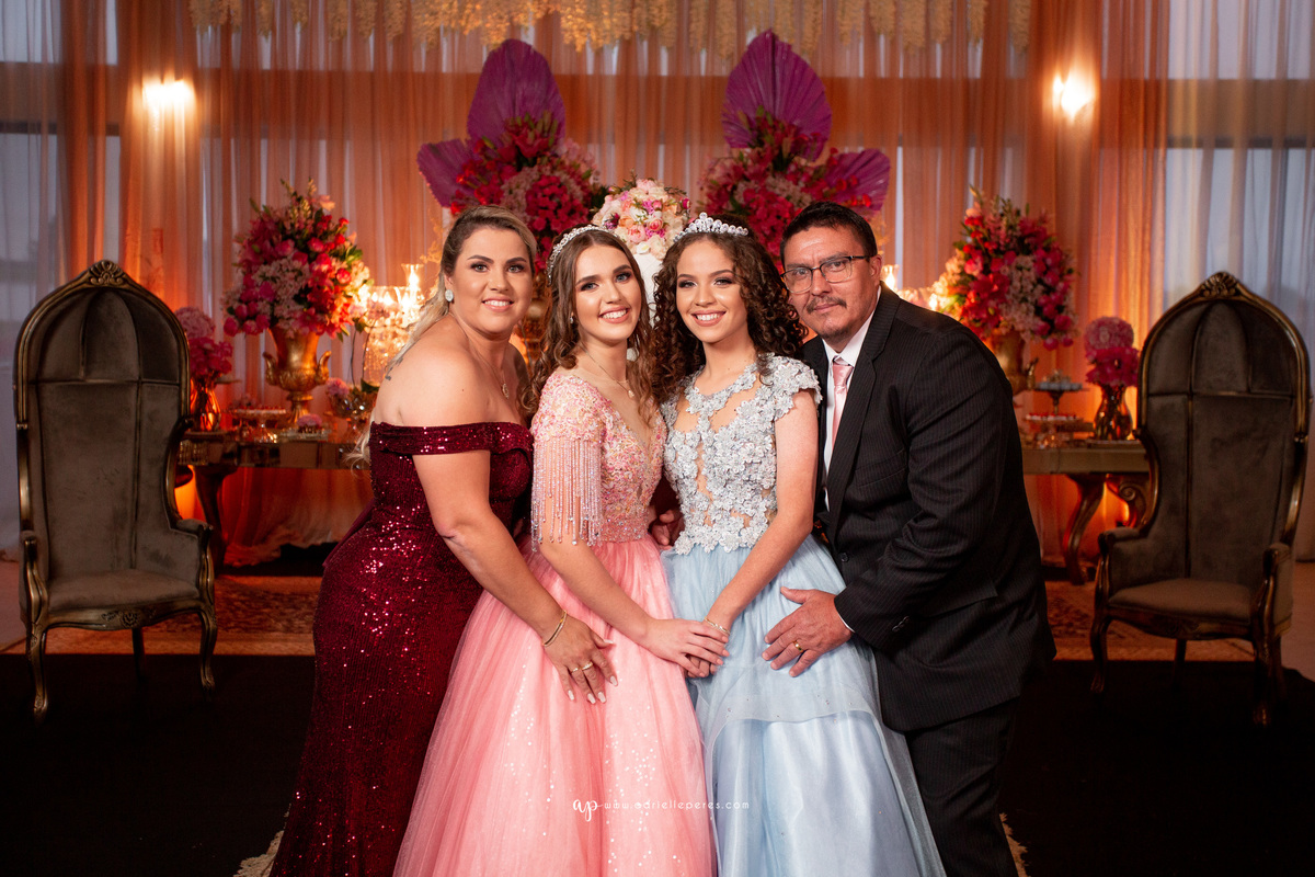 festa de irmãs gemeas, fotografia de 15, debutante, festa de 15, vestido, fotos de 15 anos, book dos 15, brinde, balada, making ok,  Centro de eventos Parque das Águas Sombrio/SC, forquilhinhas, criciuma, ararangua