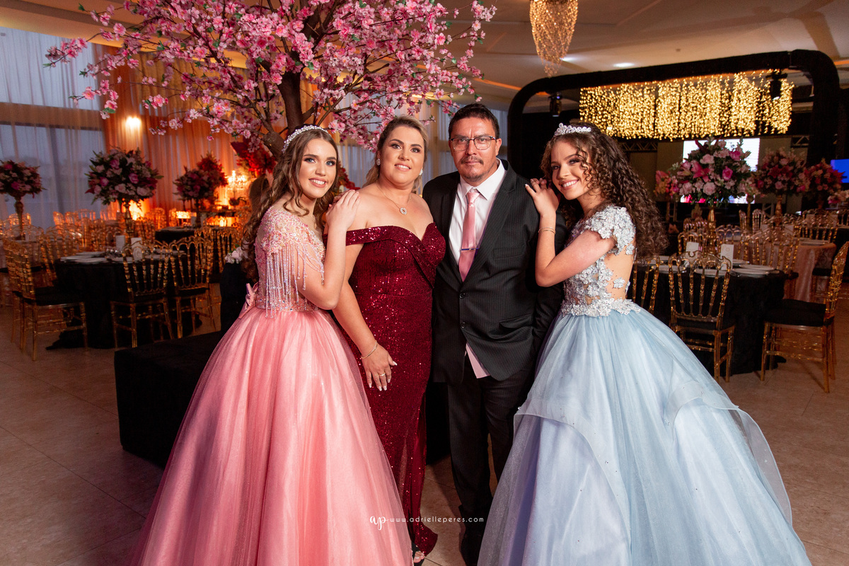 festa de irmãs gemeas, fotografia de 15, debutante, festa de 15, vestido, fotos de 15 anos, book dos 15, brinde, balada, making ok,  Centro de eventos Parque das Águas Sombrio/SC, forquilhinhas, criciuma, ararangua