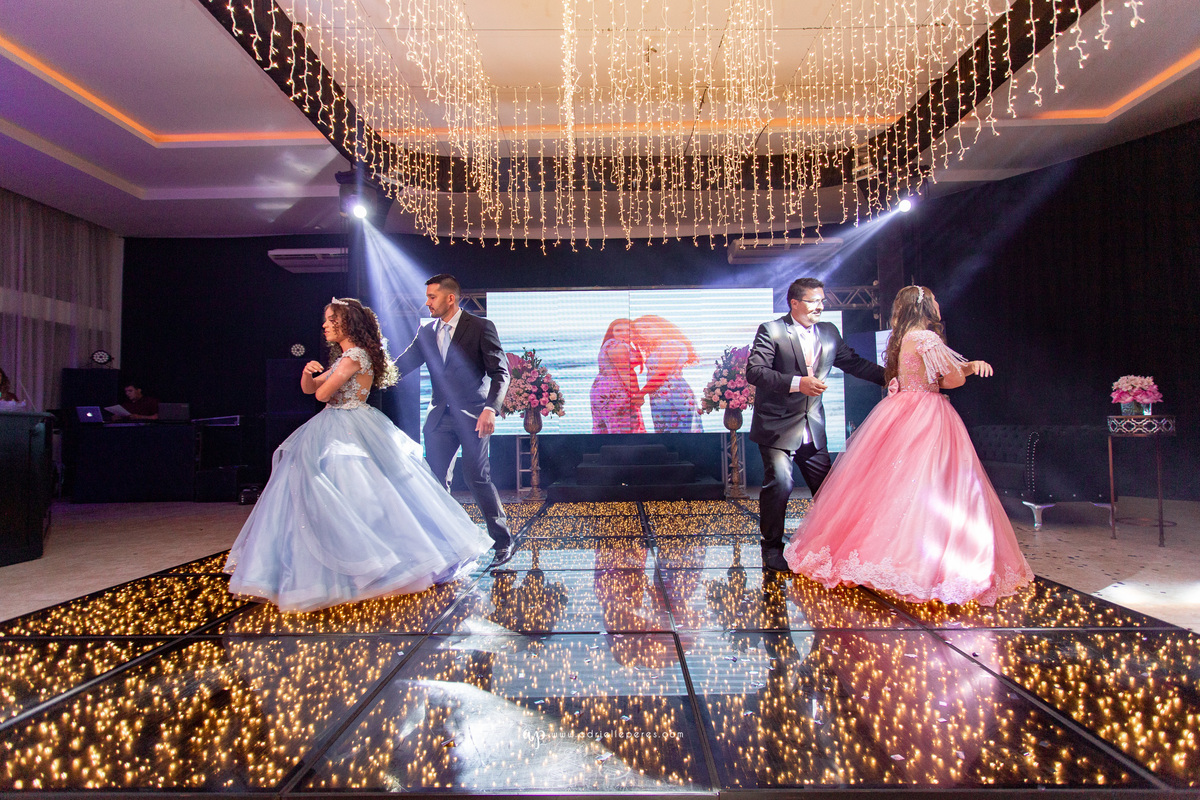 festa de irmãs gemeas, fotografia de 15, debutante, festa de 15, vestido, fotos de 15 anos, book dos 15, brinde, balada, making ok,  Centro de eventos Parque das Águas Sombrio/SC, forquilhinhas, criciuma, ararangua