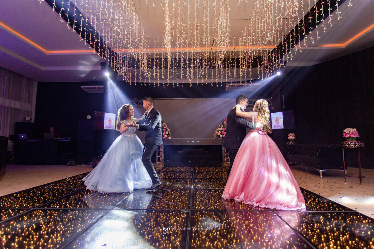 festa de irmãs gemeas, fotografia de 15, debutante, festa de 15, vestido, fotos de 15 anos, book dos 15, brinde, balada, making ok,  Centro de eventos Parque das Águas Sombrio/SC, forquilhinhas, criciuma, ararangua