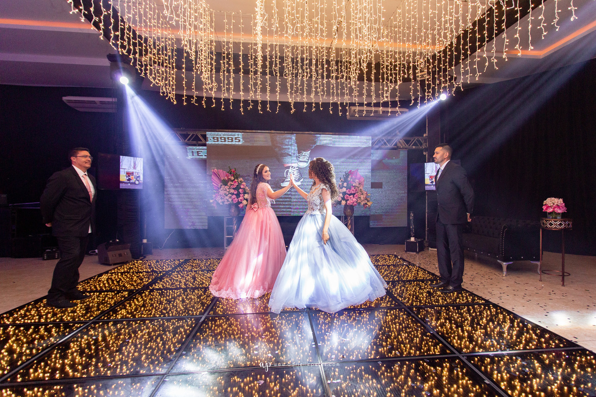 festa de irmãs gemeas, fotografia de 15, debutante, festa de 15, vestido, fotos de 15 anos, book dos 15, brinde, balada, making ok,  Centro de eventos Parque das Águas Sombrio/SC, forquilhinhas, criciuma, ararangua