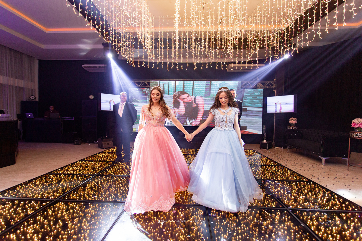 festa de irmãs gemeas, fotografia de 15, debutante, festa de 15, vestido, fotos de 15 anos, book dos 15, brinde, balada, making ok,  Centro de eventos Parque das Águas Sombrio/SC, forquilhinhas, criciuma, ararangua