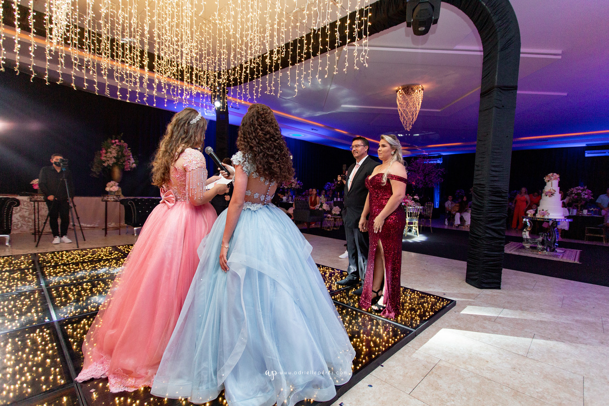 festa de irmãs gemeas, fotografia de 15, debutante, festa de 15, vestido, fotos de 15 anos, book dos 15, brinde, balada, making ok,  Centro de eventos Parque das Águas Sombrio/SC, forquilhinhas, criciuma, ararangua