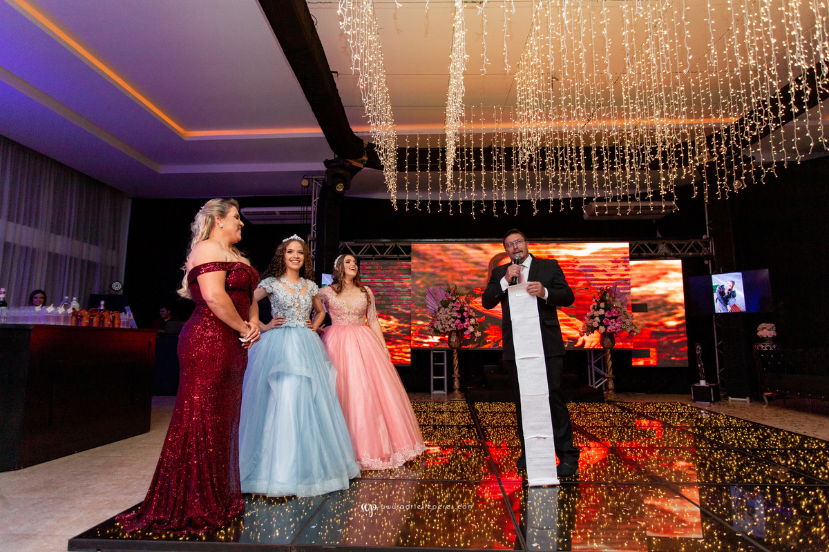 festa de irmãs gemeas, fotografia de 15, debutante, festa de 15, vestido, fotos de 15 anos, book dos 15, brinde, balada, making ok,  Centro de eventos Parque das Águas Sombrio/SC, forquilhinhas, criciuma, ararangua