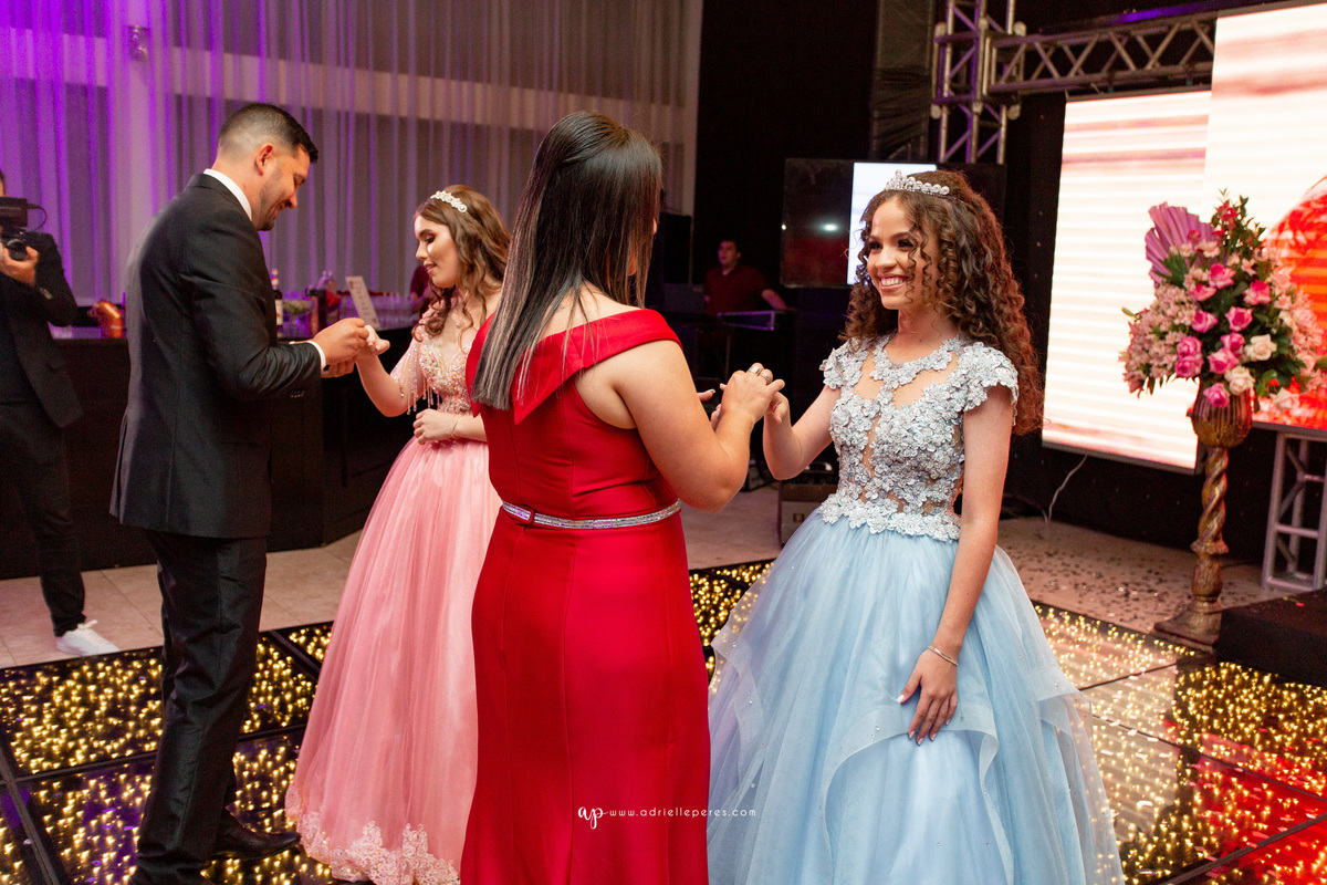 festa de irmãs gemeas, fotografia de 15, debutante, festa de 15, vestido, fotos de 15 anos, book dos 15, brinde, balada, making ok,  Centro de eventos Parque das Águas Sombrio/SC, forquilhinhas, criciuma, ararangua