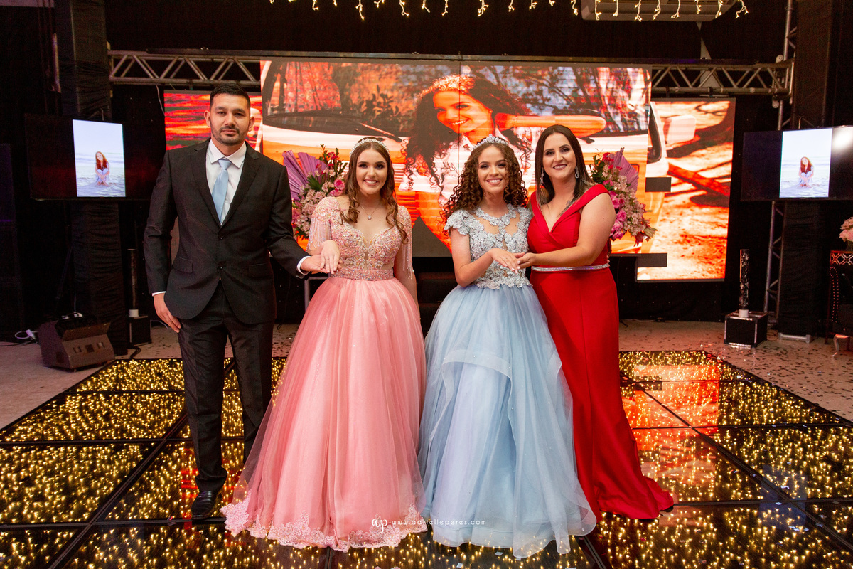 festa de irmãs gemeas, fotografia de 15, debutante, festa de 15, vestido, fotos de 15 anos, book dos 15, brinde, balada, making ok,  Centro de eventos Parque das Águas Sombrio/SC, forquilhinhas, criciuma, ararangua