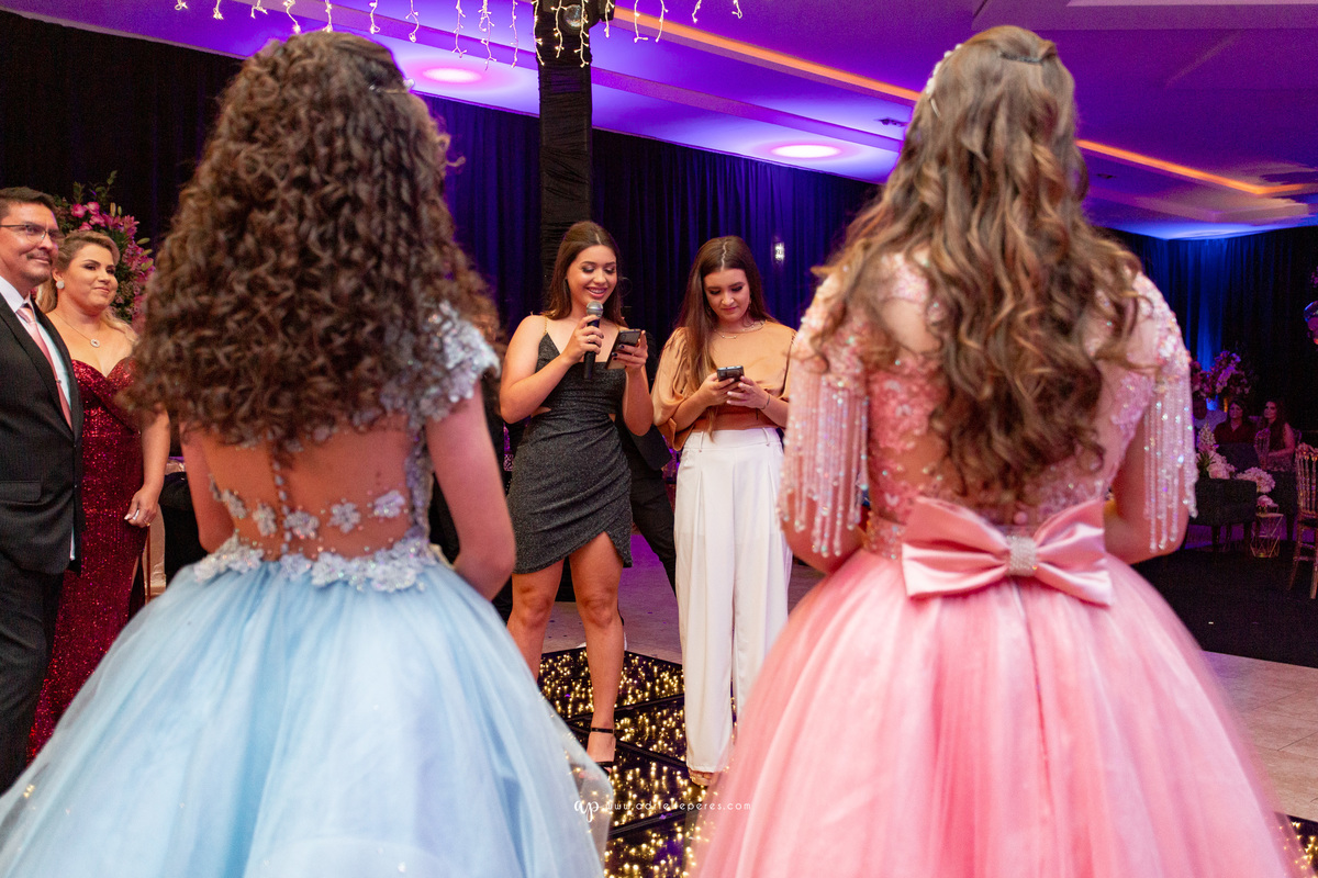 festa de irmãs gemeas, fotografia de 15, debutante, festa de 15, vestido, fotos de 15 anos, book dos 15, brinde, balada, making ok,  Centro de eventos Parque das Águas Sombrio/SC, forquilhinhas, criciuma, ararangua