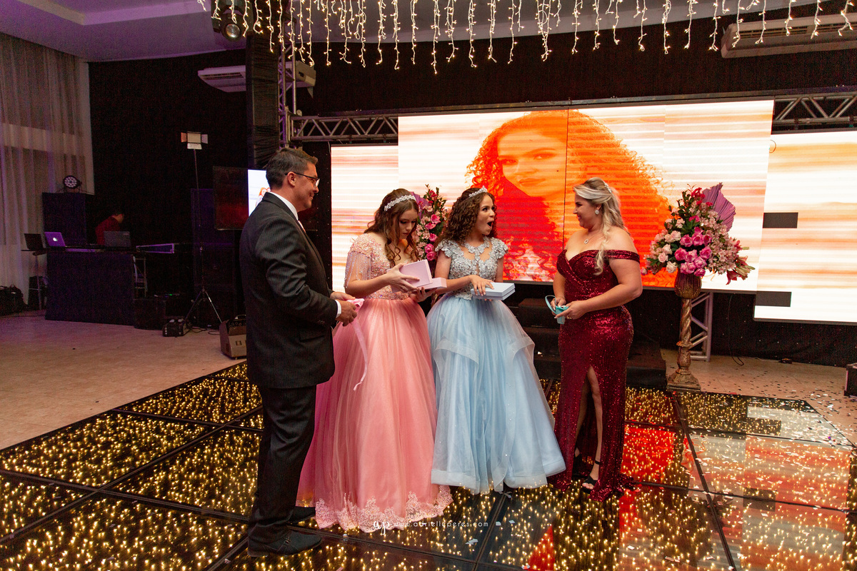 festa de irmãs gemeas, fotografia de 15, debutante, festa de 15, vestido, fotos de 15 anos, book dos 15, brinde, balada, making ok,  Centro de eventos Parque das Águas Sombrio/SC, forquilhinhas, criciuma, ararangua
