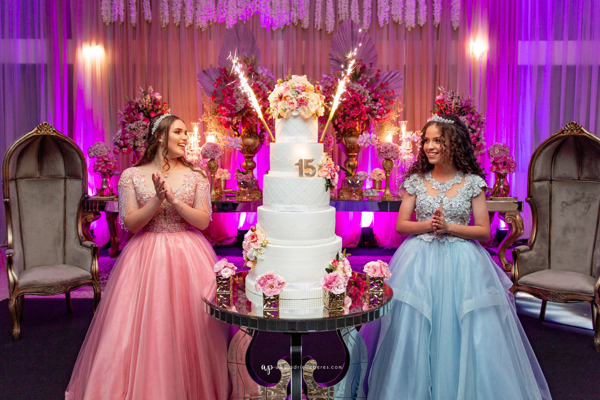 festa de irmãs gemeas, fotografia de 15, debutante, festa de 15, vestido, fotos de 15 anos, book dos 15, brinde, balada, making ok,  Centro de eventos Parque das Águas Sombrio/SC, forquilhinhas, criciuma, ararangua