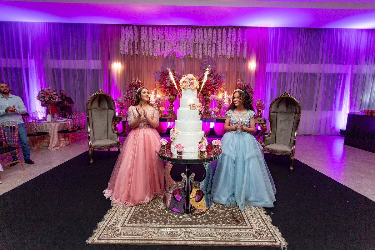 festa de irmãs gemeas, fotografia de 15, debutante, festa de 15, vestido, fotos de 15 anos, book dos 15, brinde, balada, making ok,  Centro de eventos Parque das Águas Sombrio/SC, forquilhinhas, criciuma, ararangua