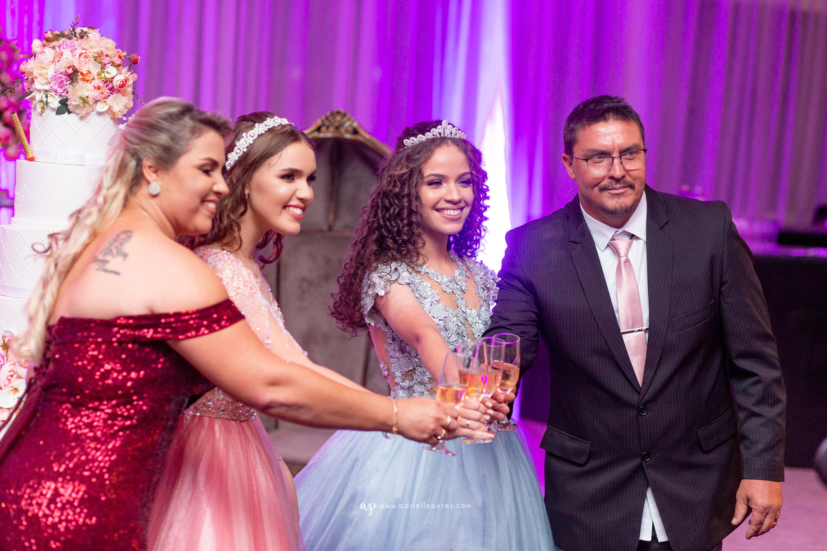 festa de irmãs gemeas, fotografia de 15, debutante, festa de 15, vestido, fotos de 15 anos, book dos 15, brinde, balada, making ok,  Centro de eventos Parque das Águas Sombrio/SC, forquilhinhas, criciuma, ararangua