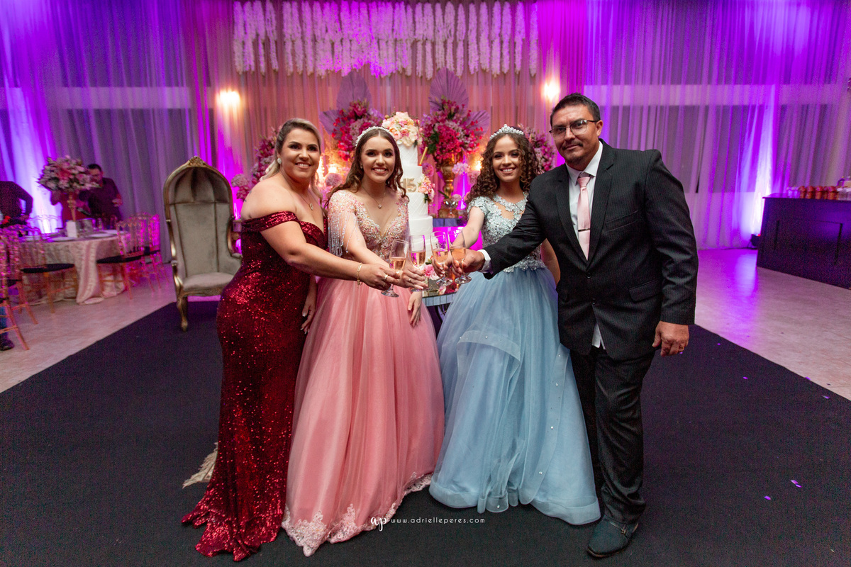 festa de irmãs gemeas, fotografia de 15, debutante, festa de 15, vestido, fotos de 15 anos, book dos 15, brinde, balada, making ok,  Centro de eventos Parque das Águas Sombrio/SC, forquilhinhas, criciuma, ararangua