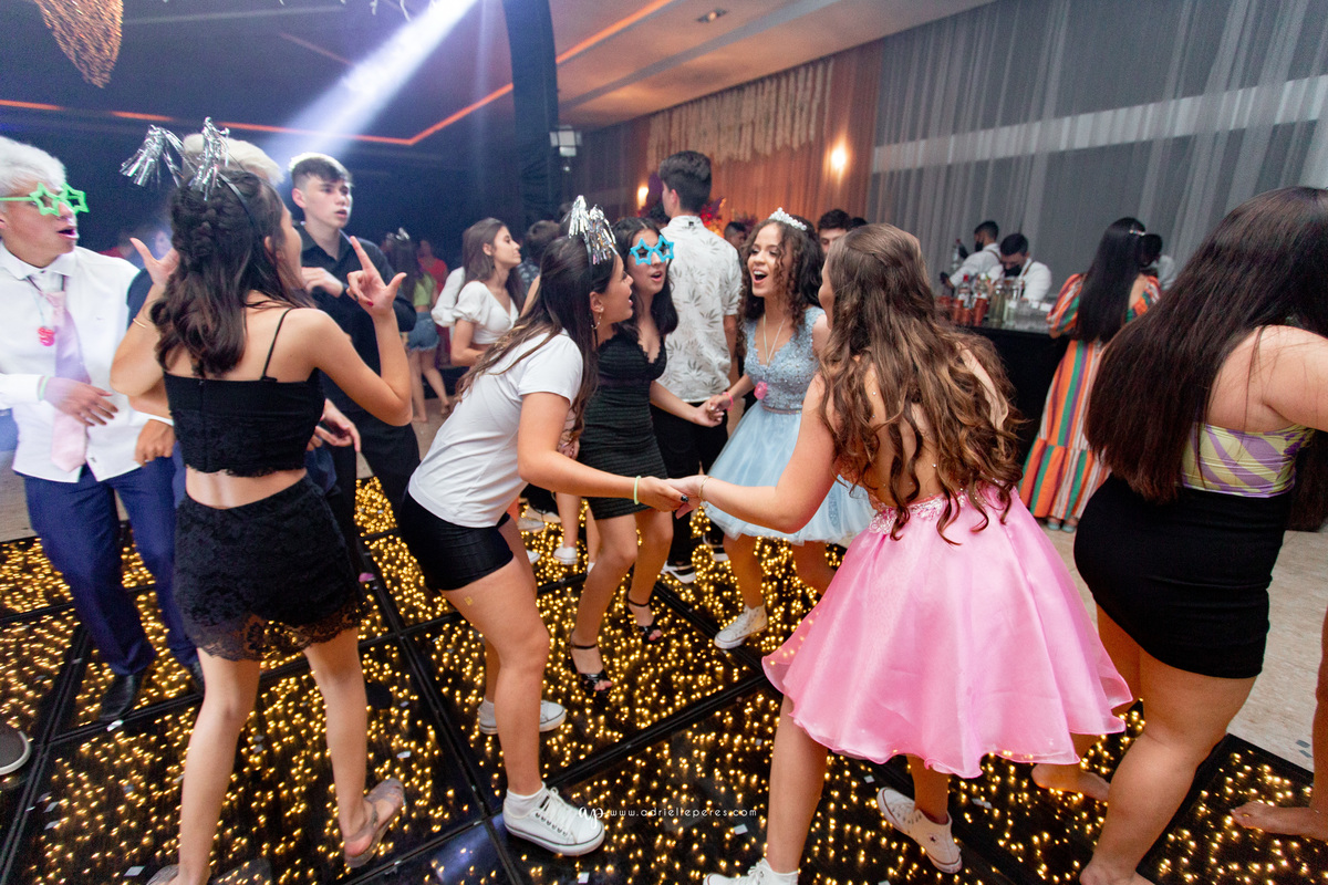 festa de irmãs gemeas, fotografia de 15, debutante, festa de 15, vestido, fotos de 15 anos, book dos 15, brinde, balada, making ok,  Centro de eventos Parque das Águas Sombrio/SC, forquilhinhas, criciuma, ararangua