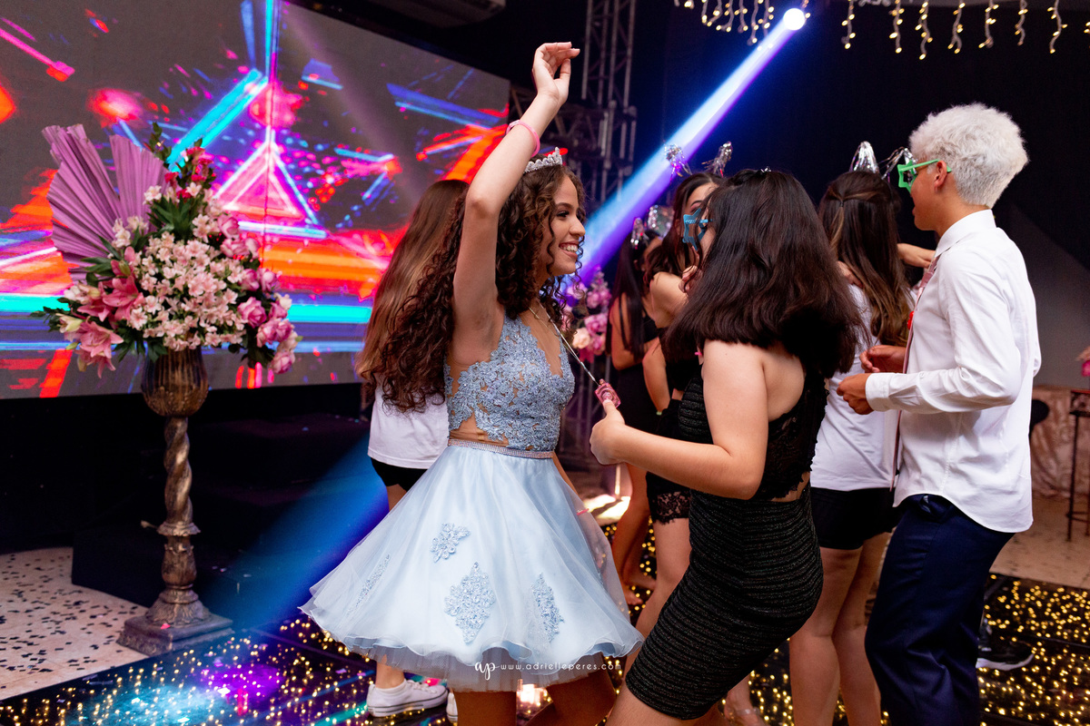 festa de irmãs gemeas, fotografia de 15, debutante, festa de 15, vestido, fotos de 15 anos, book dos 15, brinde, balada, making ok,  Centro de eventos Parque das Águas Sombrio/SC, forquilhinhas, criciuma, ararangua