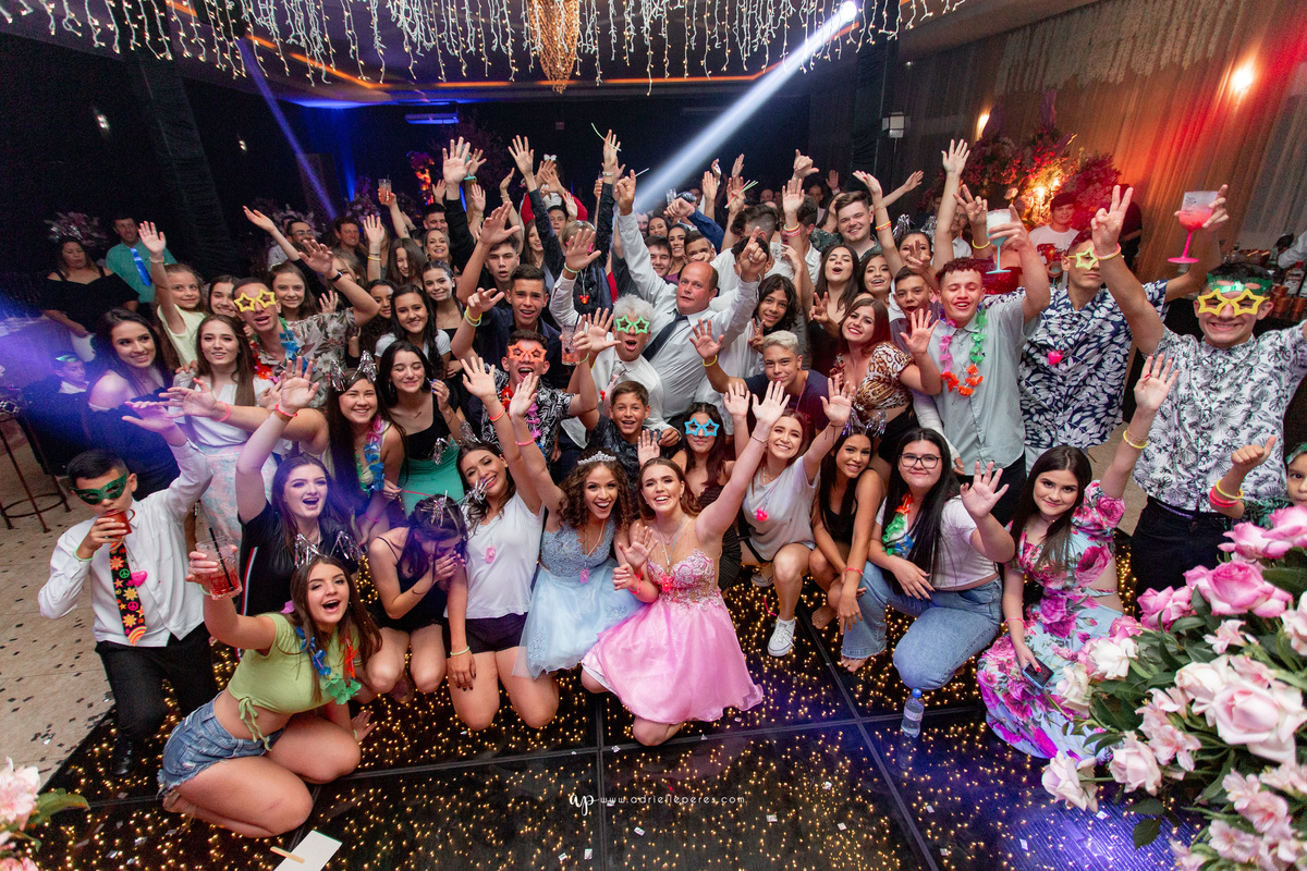 festa de irmãs gemeas, fotografia de 15, debutante, festa de 15, vestido, fotos de 15 anos, book dos 15, brinde, balada, making ok,  Centro de eventos Parque das Águas Sombrio/SC, forquilhinhas, criciuma, ararangua