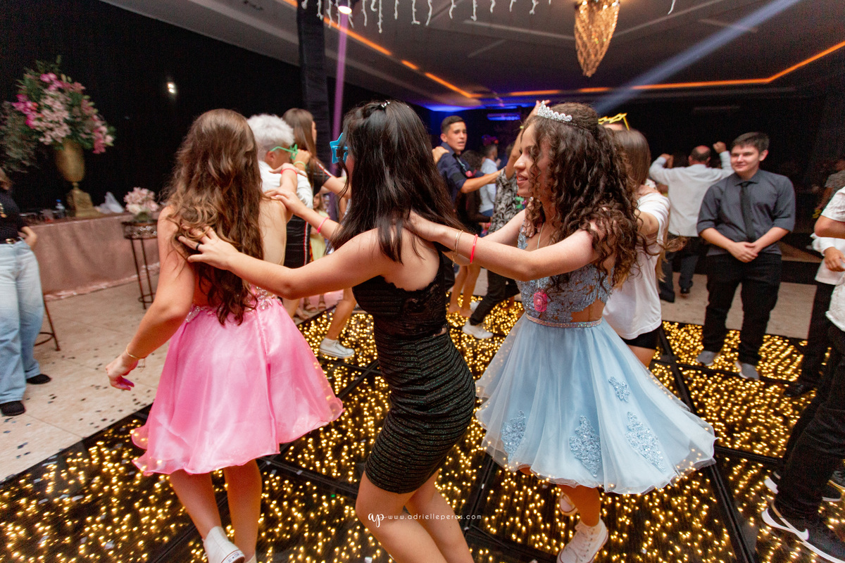 festa de irmãs gemeas, fotografia de 15, debutante, festa de 15, vestido, fotos de 15 anos, book dos 15, brinde, balada, making ok,  Centro de eventos Parque das Águas Sombrio/SC, forquilhinhas, criciuma, ararangua