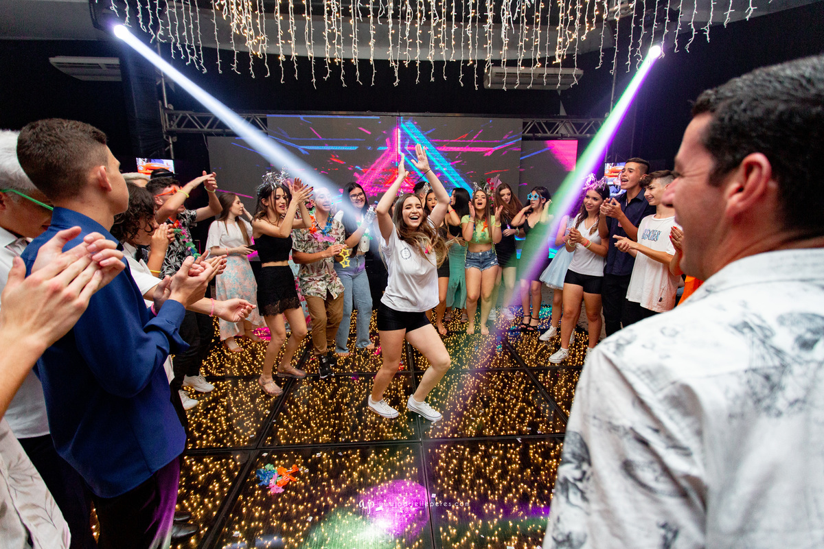 festa de irmãs gemeas, fotografia de 15, debutante, festa de 15, vestido, fotos de 15 anos, book dos 15, brinde, balada, making ok,  Centro de eventos Parque das Águas Sombrio/SC, forquilhinhas, criciuma, ararangua