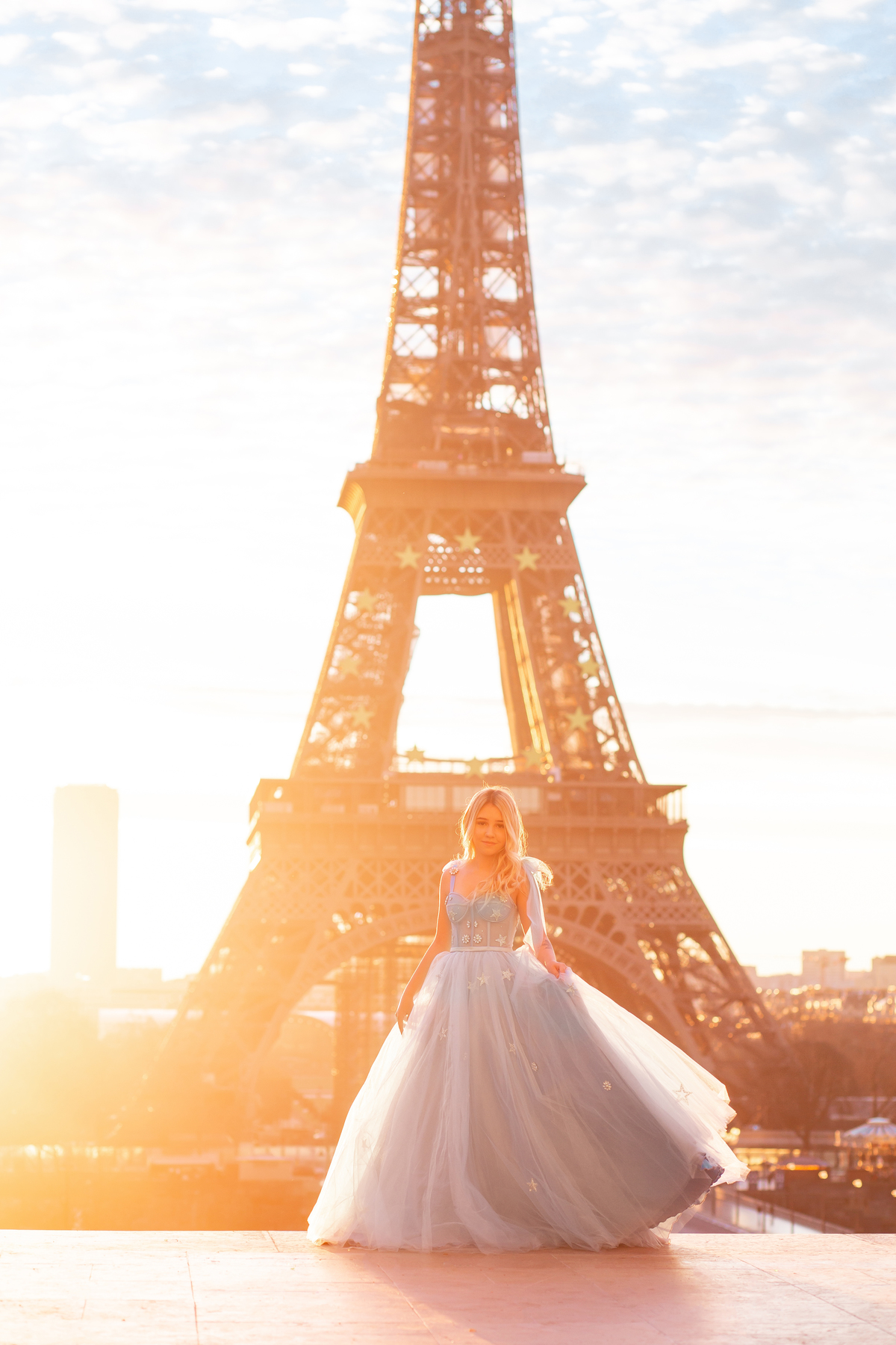 ensaio-15-anos-adrielle-peres-fotografia-torres-rs-debutante-vestido-Noivas-e-casais-ararangua-sc-inspiração-princesa-15-anos-Emily-in-Paris-fotos-quinze-anos-fotografa-europa-eurotrip-viagem-moulin-rouge-louvre-roda-gigante-torre-eiffel-disney-paris-arco