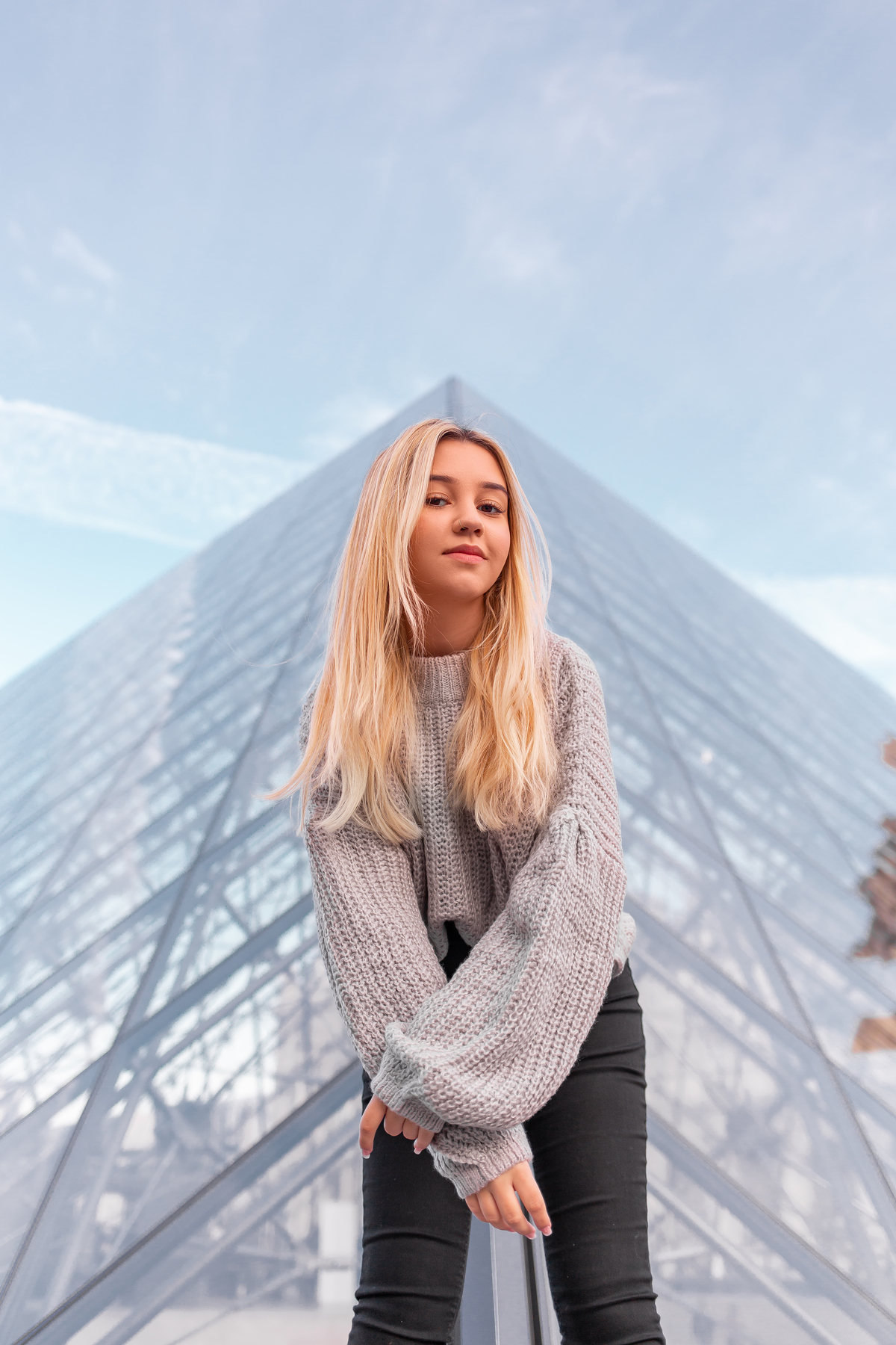 ensaio-15-anos-adrielle-peres-fotografia-torres-rs-debutante-vestido-Noivas-e-casais-ararangua-sc-inspiração-princesa-15-anos-Emily-in-Paris-fotos-quinze-anos-fotografa-europa-eurotrip-viagem-moulin-rouge-louvre-roda-gigante-torre-eiffel-disney-paris-arco