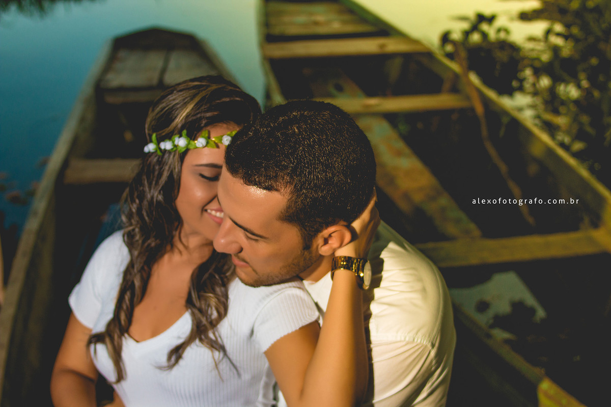 noivos no barco às margem do rio são francisco, Noiva dando um cheiro no noivo,