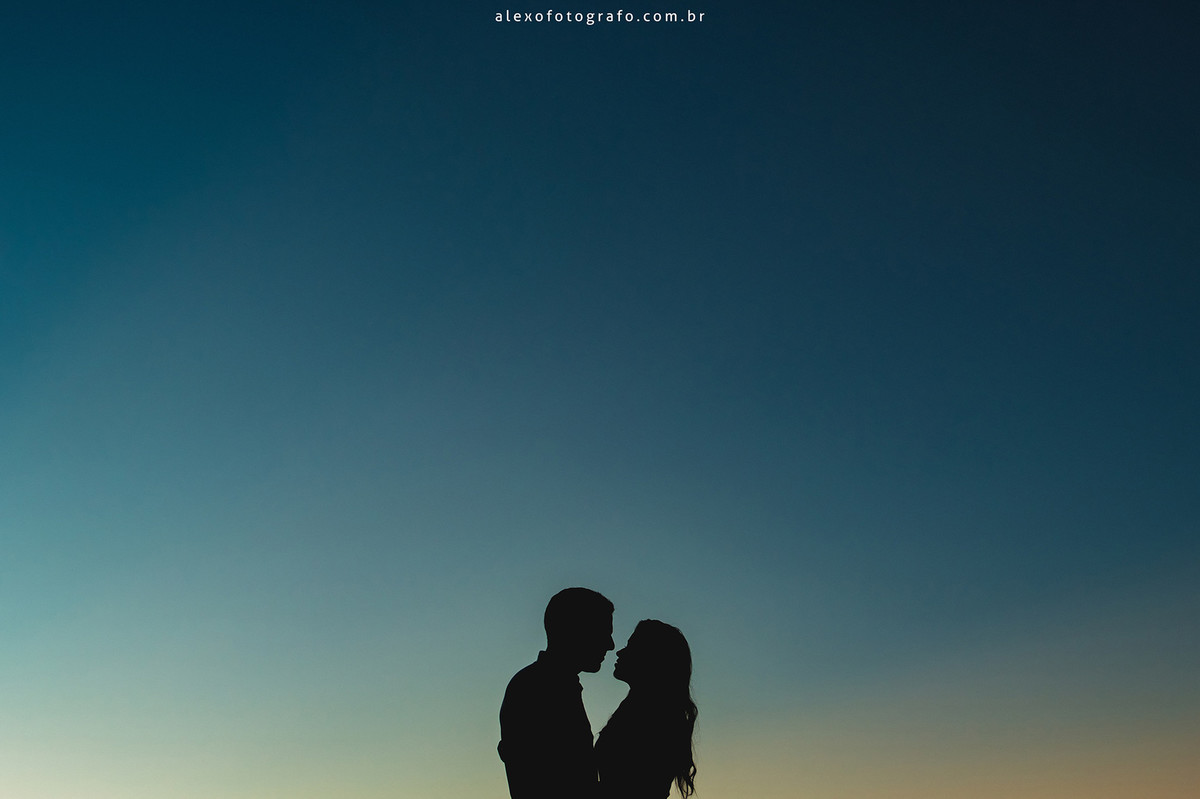 silhueta dos noivos no céu no fim de tarde