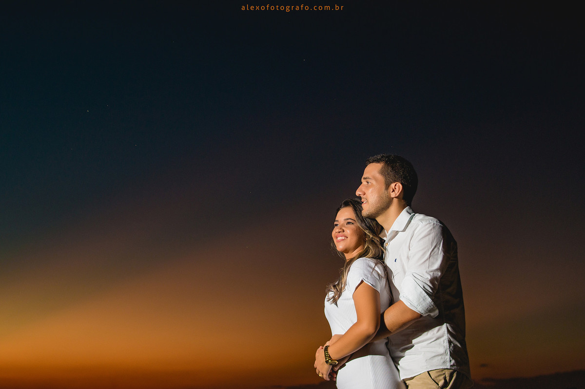 noivos abraçados no pôr do sol