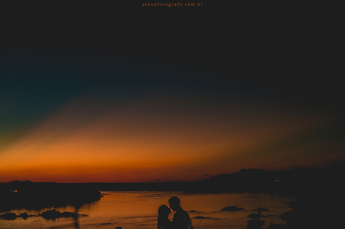 silhueta do casal no pôr do sol