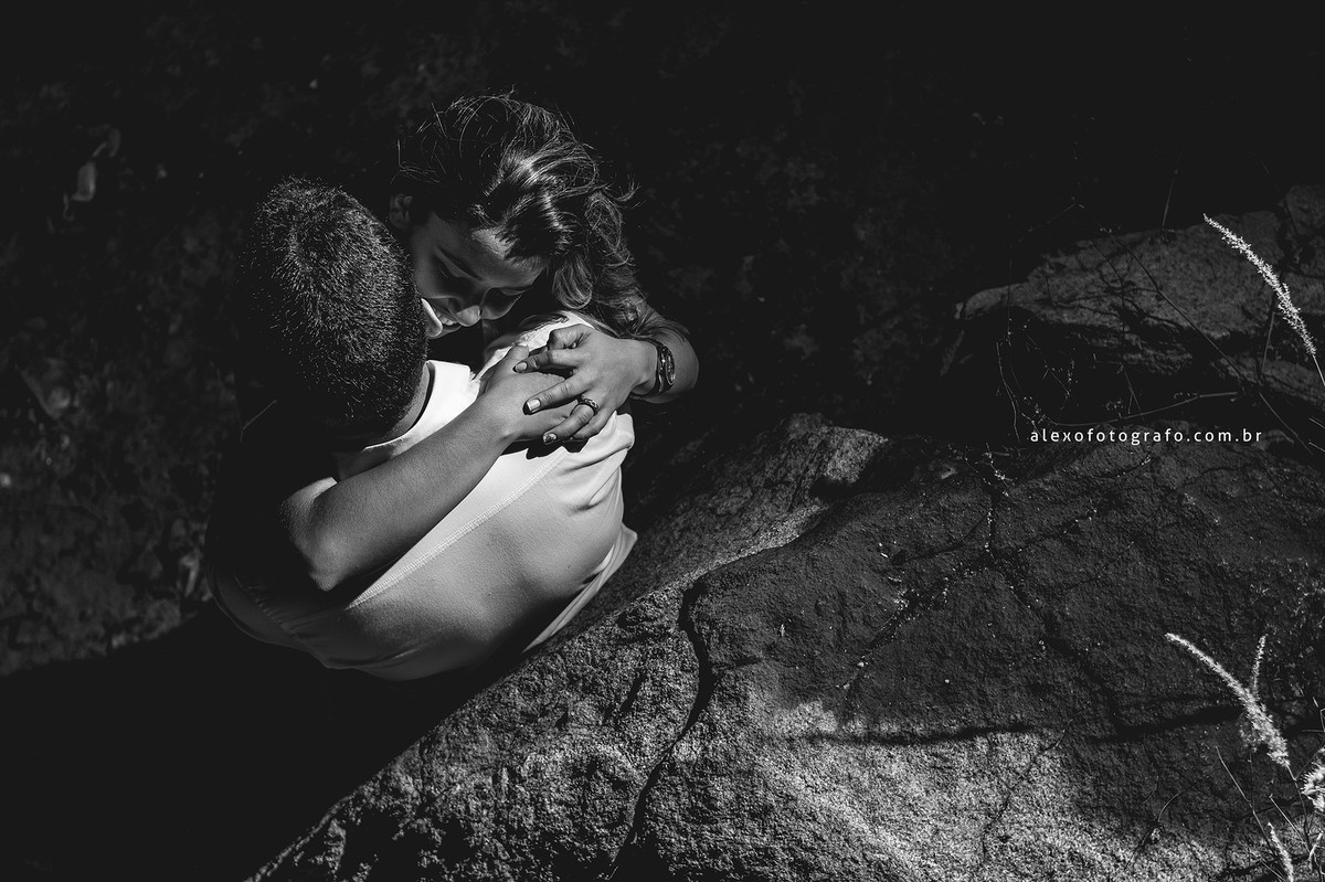 foto preto e branco da noiva abraçando o noivo e sorrindo