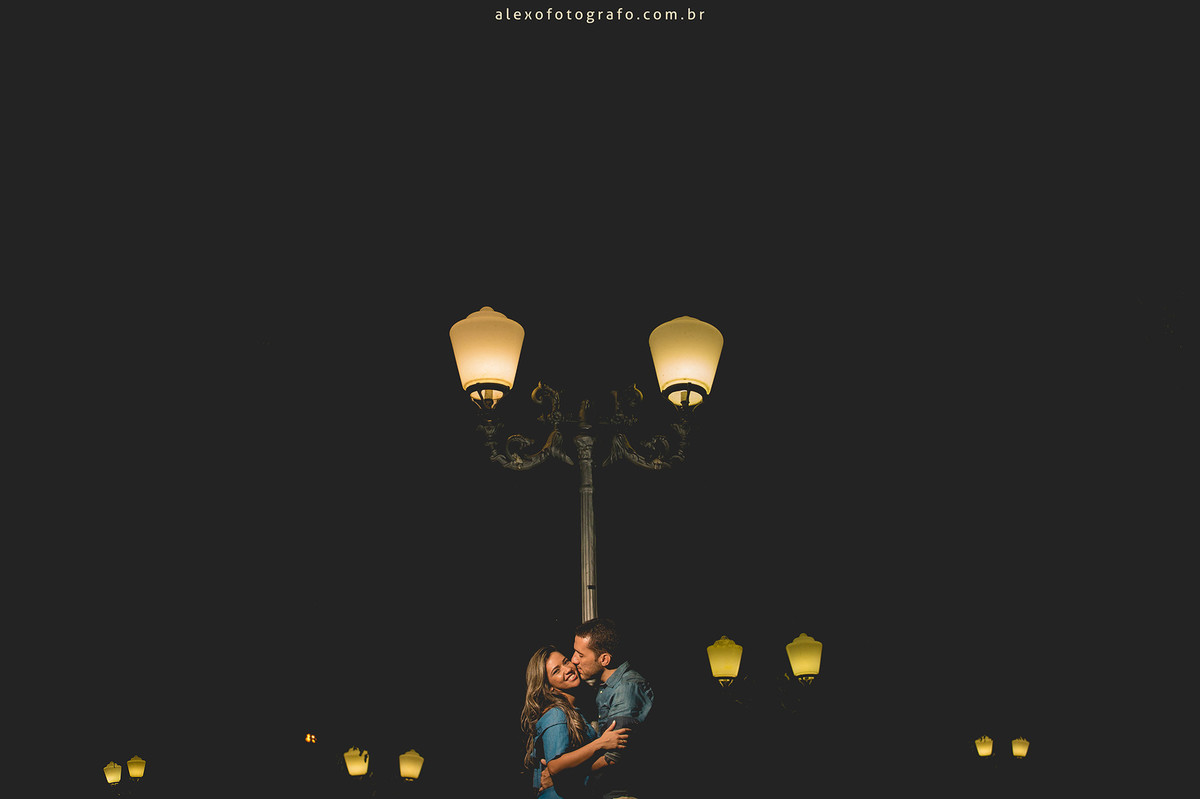 noivos namorando encostados num poste na praça