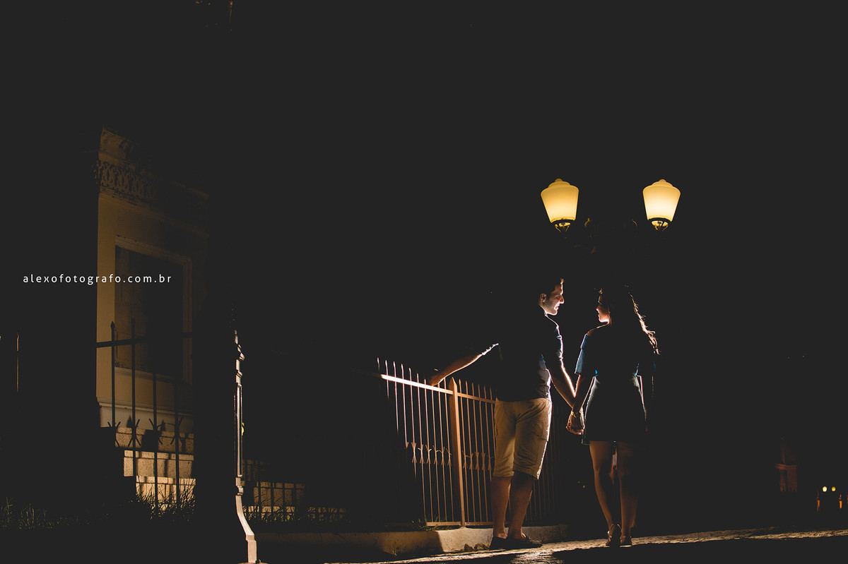 noivos dando as mãos na praça