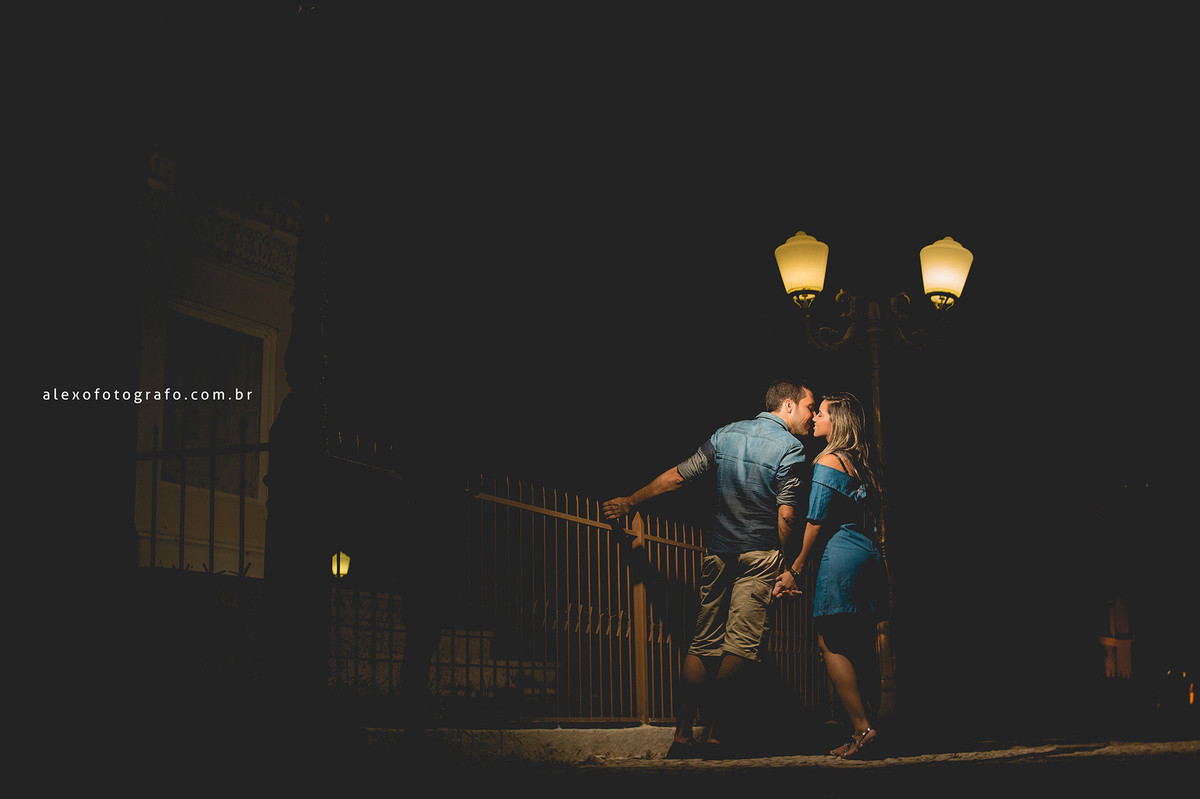 noivos se beijando na praça a noite