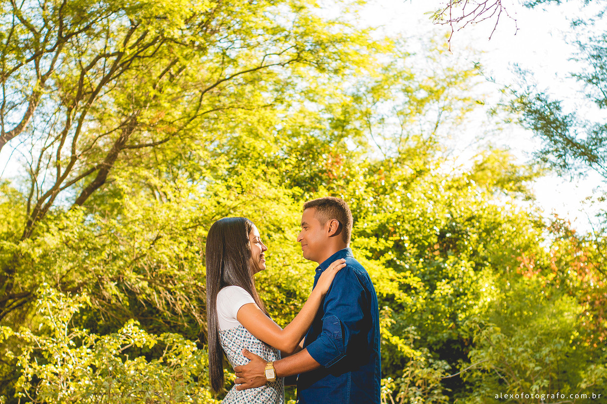 casal trocando olhares na ilha